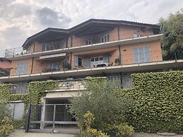 Appartamento Vista Lago Red & Grey