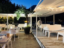 Appartamento Vista Lago Red & Grey