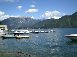 Appartamento Vista Lago Red & Grey