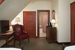 Colonial Houses, an Official Colonial Williamsburg Hotel