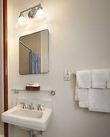 Colonial Houses, an Official Colonial Williamsburg Hotel