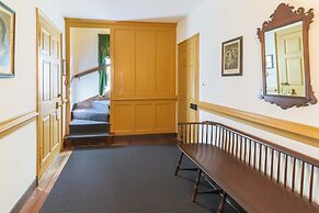 Colonial Houses, an Official Colonial Williamsburg Hotel