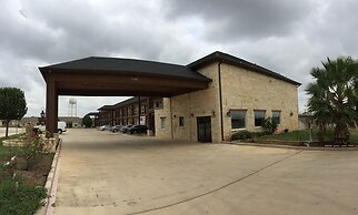 Pearsall Inn & Suites