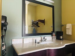 Pearsall Inn & Suites