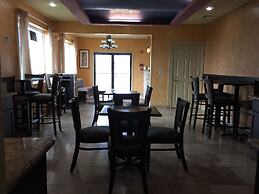 Pearsall Inn & Suites