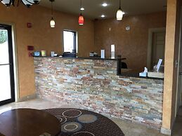 Pearsall Inn & Suites