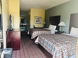 Pearsall Inn & Suites