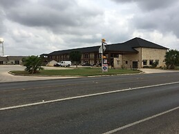Pearsall Inn & Suites