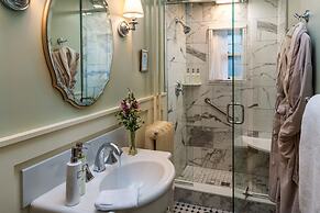 Pinecrest Bed & Breakfast