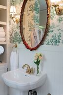 Pinecrest Bed & Breakfast