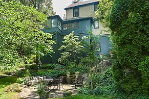 Pinecrest Bed & Breakfast