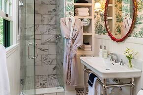 Pinecrest Bed & Breakfast