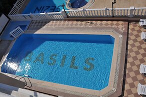 Basil's Apart Hotel