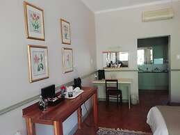 Housemartin Guest Lodge