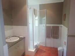 Housemartin Guest Lodge