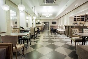 Mikhail Strogov Hotel