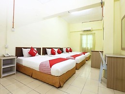 Super OYO 89651 Harmoni Hotel