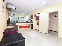 Super OYO 89651 Harmoni Hotel