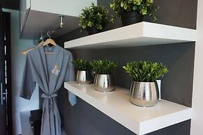 Pause and Play Hotel