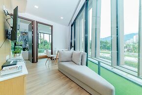 Pause and Play Hotel