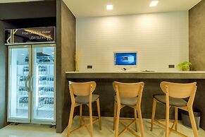 Pause and Play Hotel