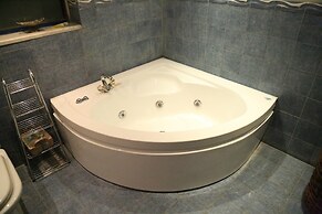 Acacia Hotel & Suites