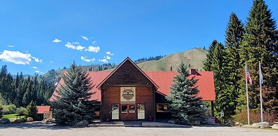 Southfork Lodge - Riverside Inn