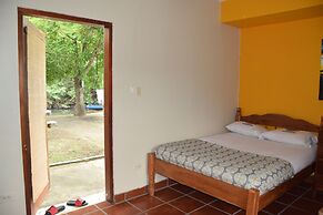 Bamboleo Inn Belize