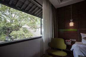 Yurong West Lake Cottage Resort Hotel