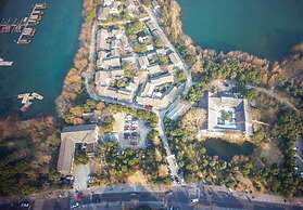 Yurong West Lake Cottage Resort Hotel