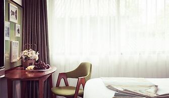 Yurong West Lake Cottage Resort Hotel