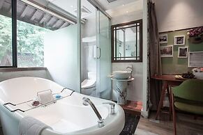 Yurong West Lake Cottage Resort Hotel