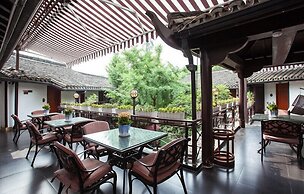 Yurong West Lake Cottage Resort Hotel