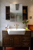 Yurong West Lake Cottage Resort Hotel