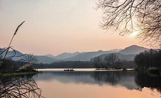 Yurong West Lake Cottage Resort Hotel