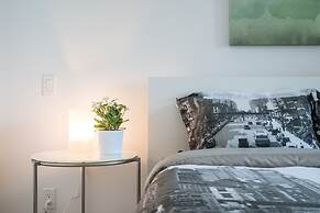 QuickStay - Luxury in Yorkville (Yonge & Bloor)