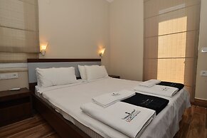 Lighthouse Nadia Aparts