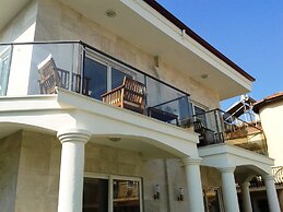 Lighthouse Nadia Aparts