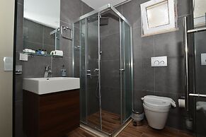 Lighthouse Nadia Aparts