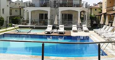 Lighthouse Nadia Aparts