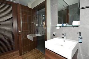 Lighthouse Nadia Aparts