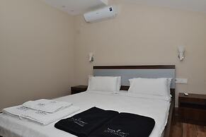 Lighthouse Nadia Aparts