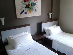 Lighthouse Nadia Aparts