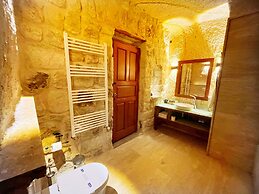 Acropolis Cave Suite