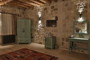 Acropolis Cave Suite