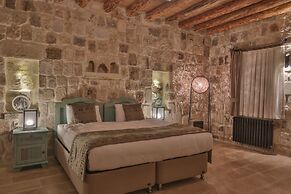 Acropolis Cave Suite