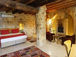 Acropolis Cave Suite