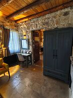 Acropolis Cave Suite