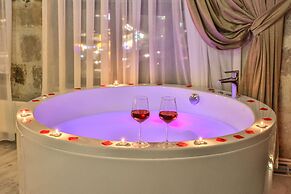 Bedrock Cave Hotel - Adults Only