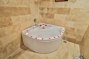 Bedrock Cave Hotel - Adults Only